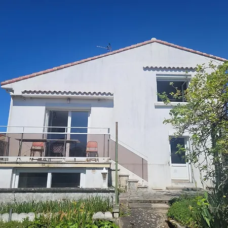 Maison Calme A Un 15min A Pied De La Holiday home *